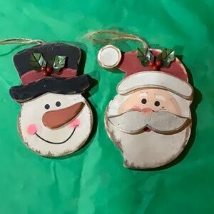 Set of 2 wooden ornaments